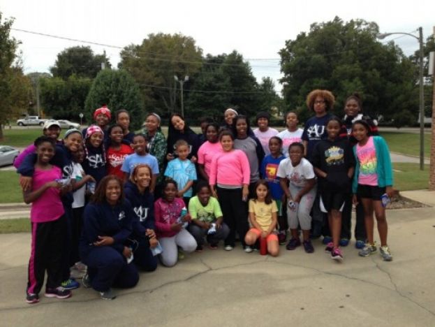 Women’s Basketball Team Volunteers their Time